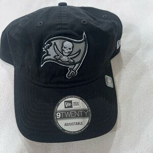 Black New Era NFL Tampa bay buccaneers Adjustable Cap with Logo